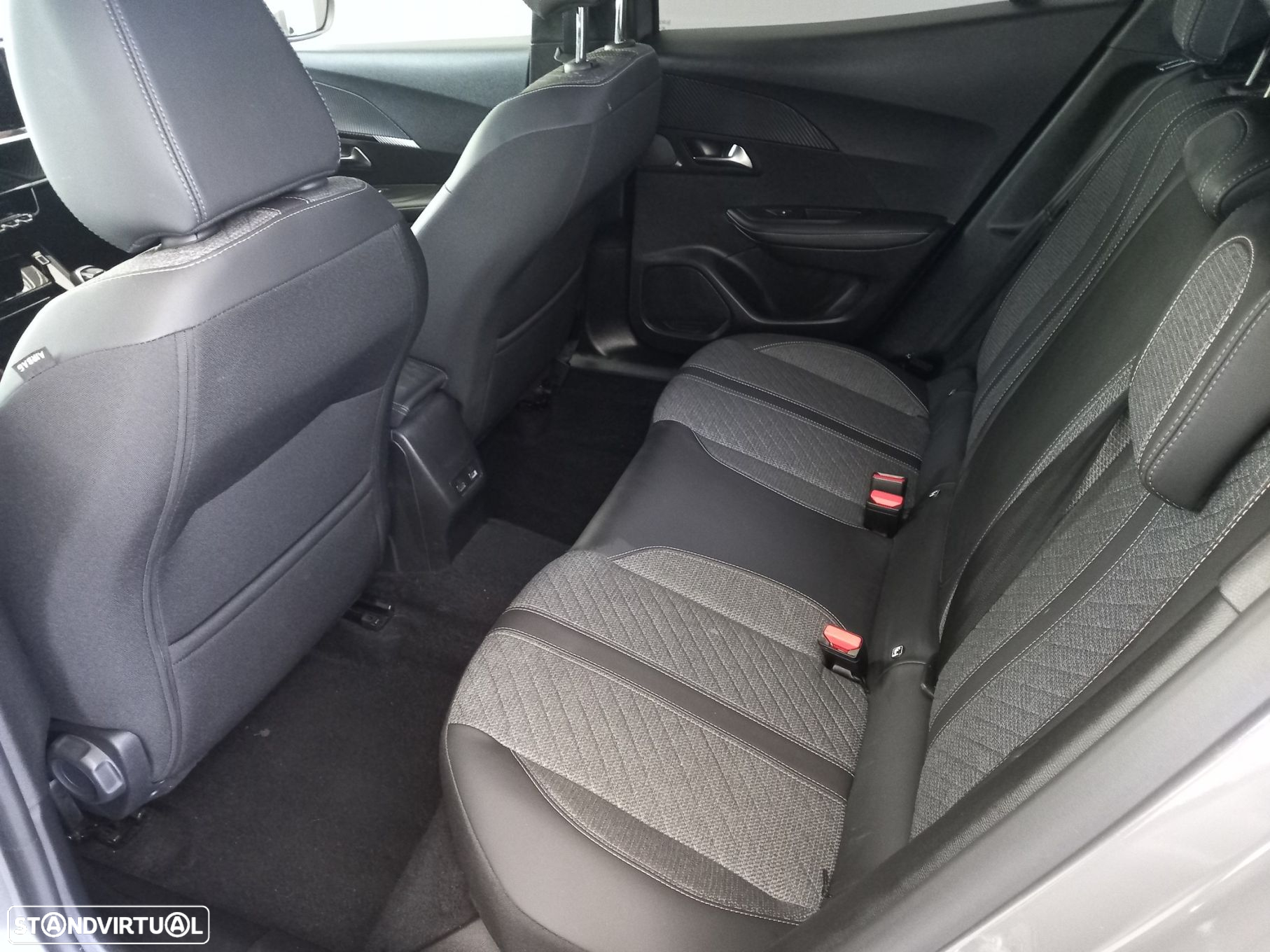 Peugeot 2008 1.2 PureTech Allure - 8