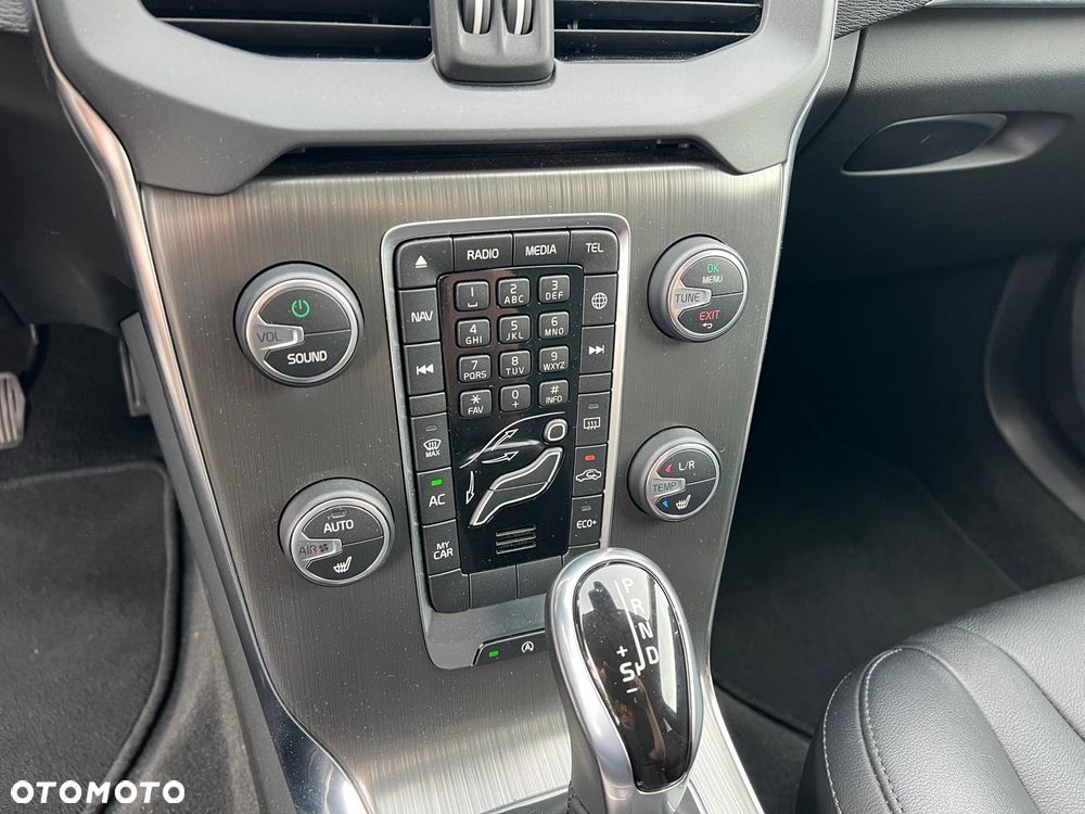 Volvo V40 D4 Geartronic Momentum - 24