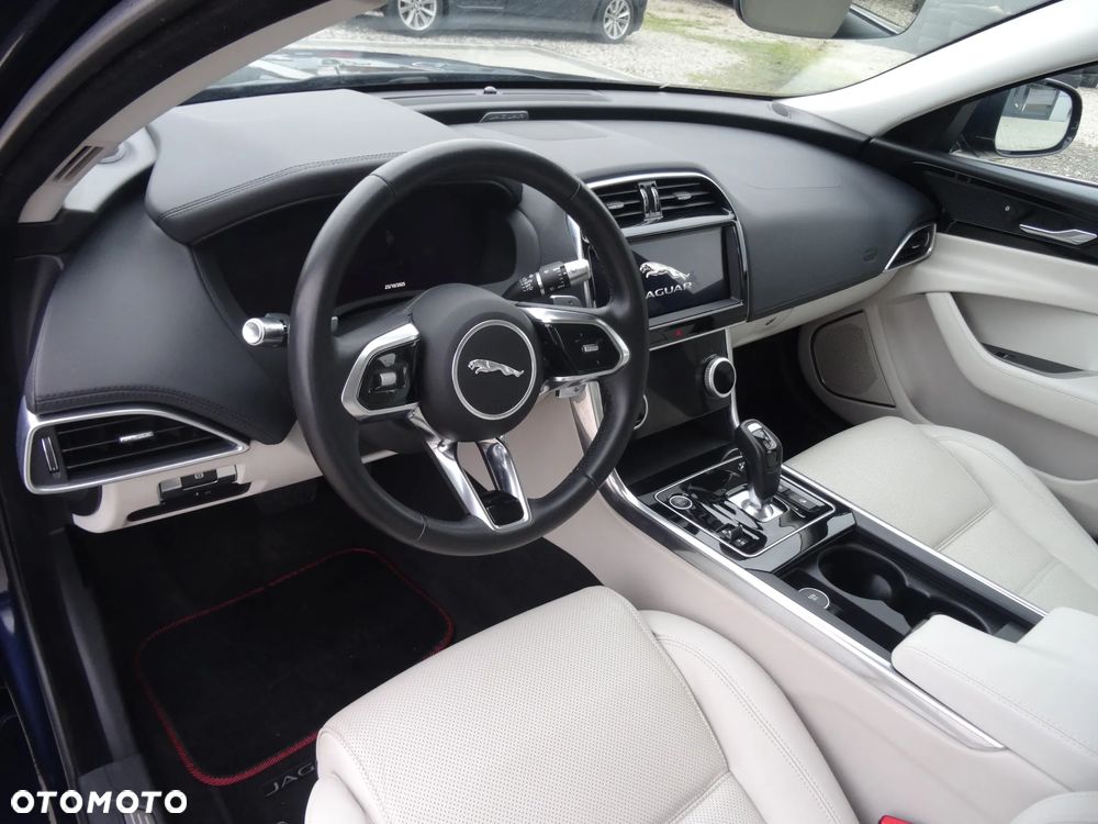 Jaguar XE 2.0 D180 R-Dynamic SE - 17