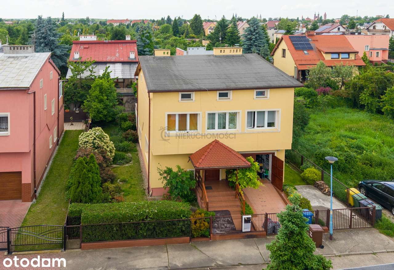 Duży atrakcyjny dom z pięknym tarasem i zielonym ogrodem! - BIELANY