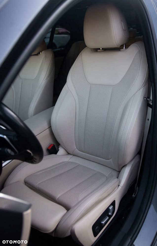 BMW Seria 3 330i xDrive Sport Line - 32