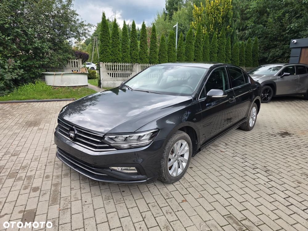 Volkswagen Passat - 1