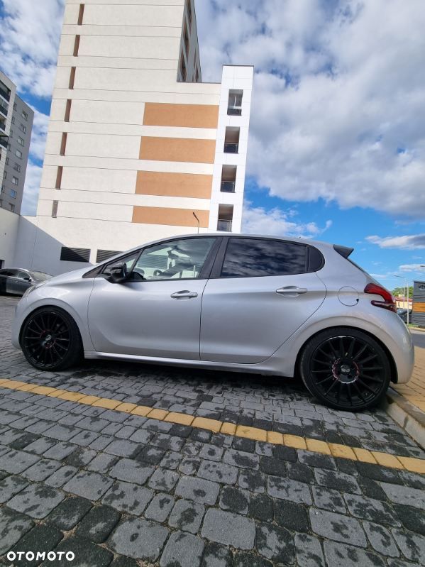Peugeot 208 - 1