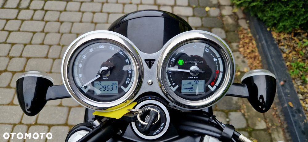 Triumph Bonneville - 9
