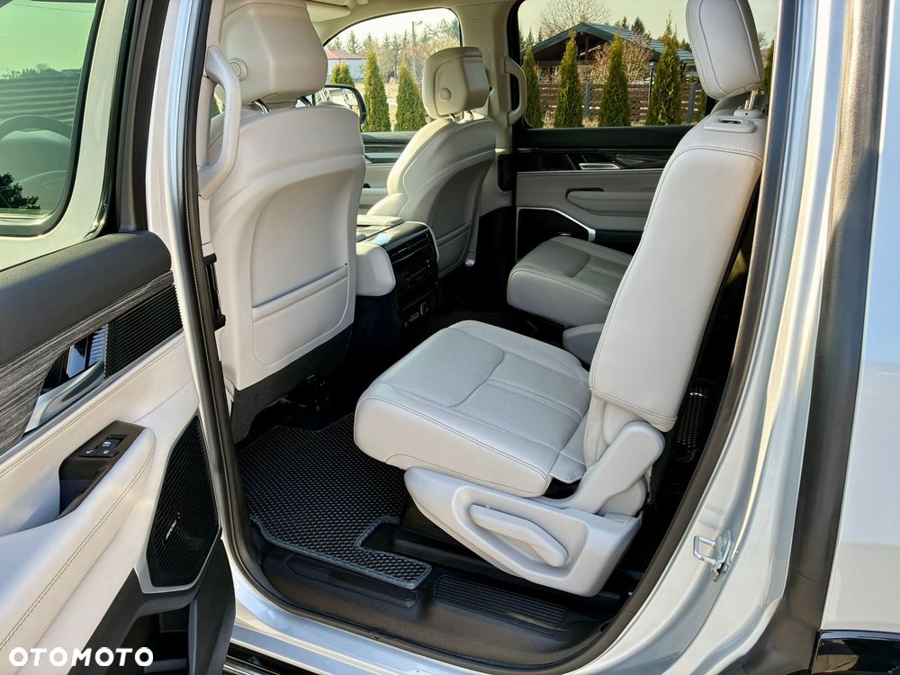 Jeep Wagoneer - 13