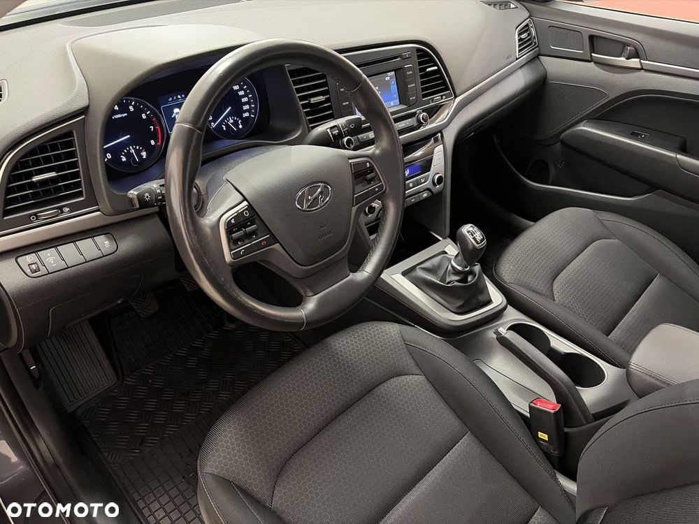 Hyundai Elantra 1.6 Comfort - 10