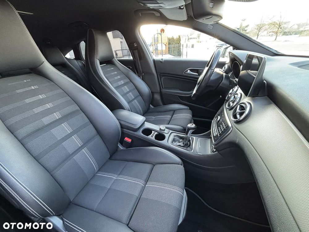 Mercedes-Benz CLA 180 Peak Edition - 21