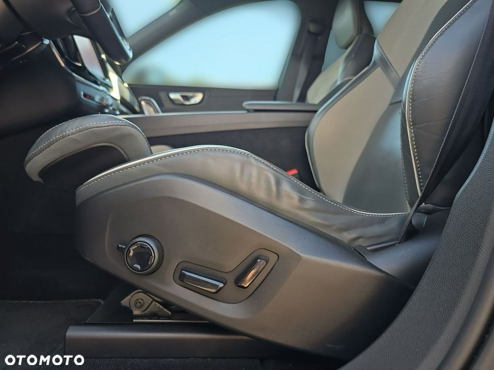 Volvo XC 60 B5 B AWD R-Design - 19