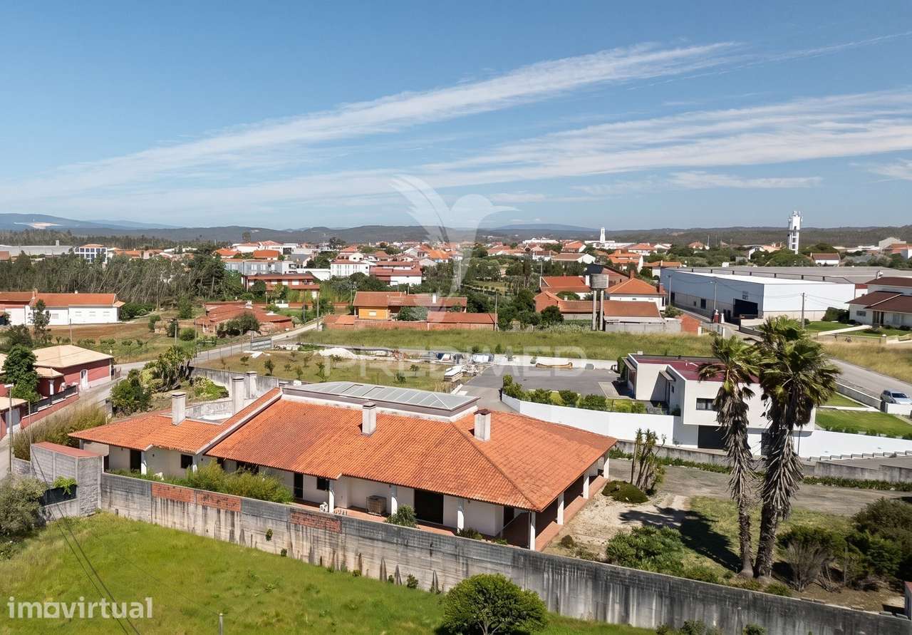 Moradia Térrea de Prestígio com Jardim Interior,  4 Suítes e Arquit... - Grande imagem: 3/33