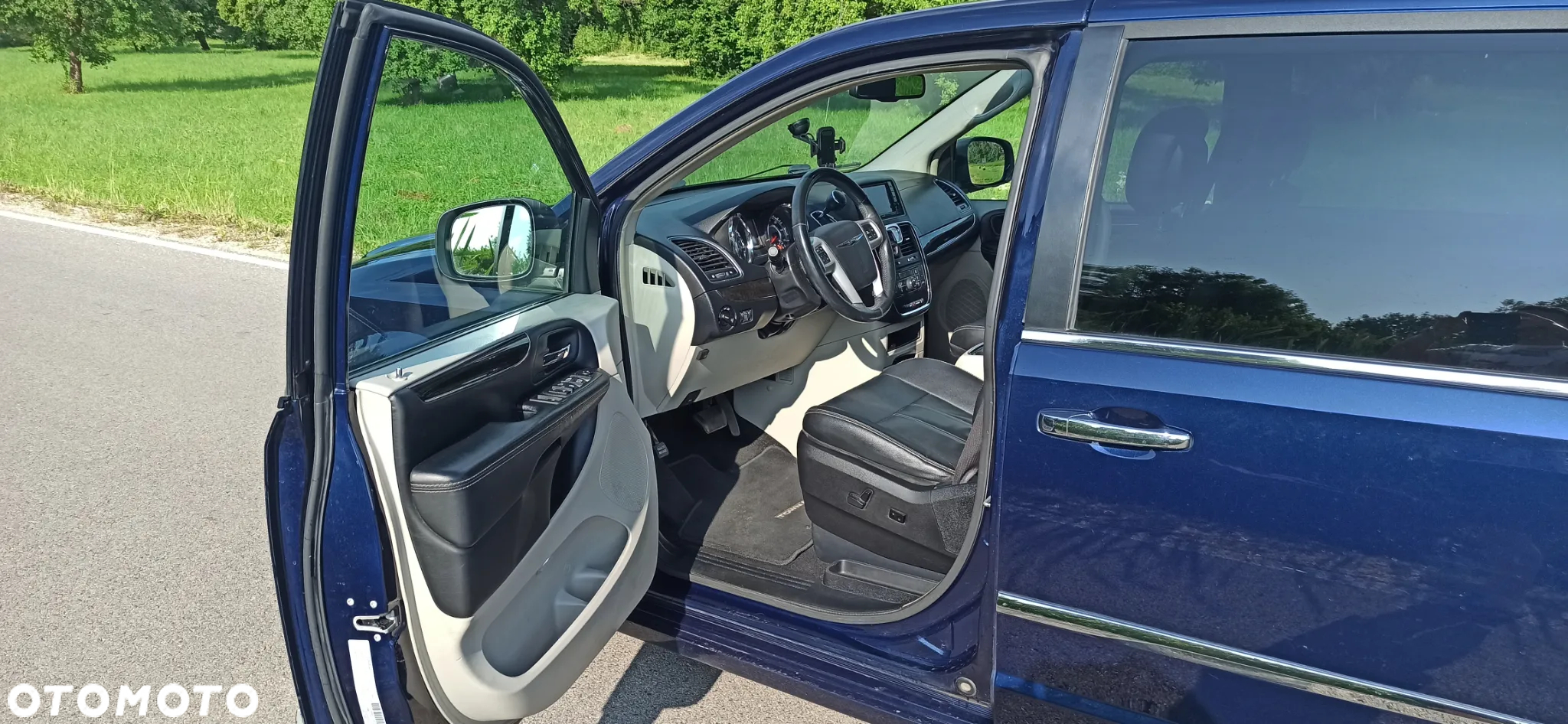 Chrysler Town & Country - 14