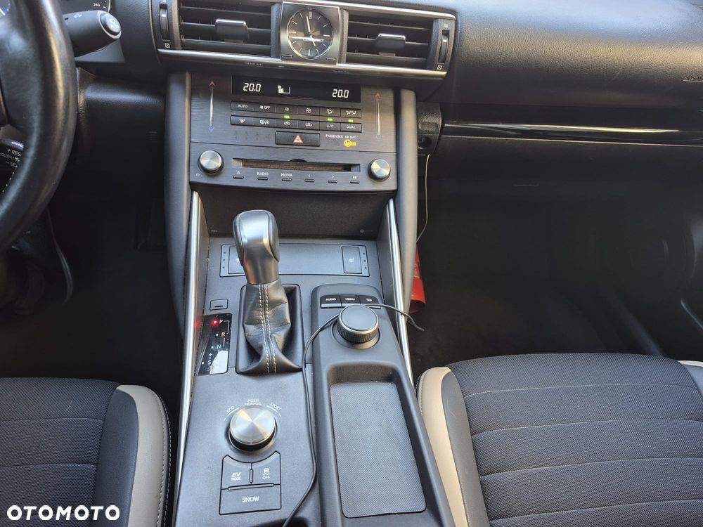 Lexus IS 200t / 300 Prestige - 9