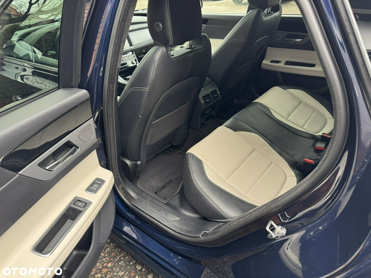 Jaguar XF 2.0 i4D AWD R-Sport - 28
