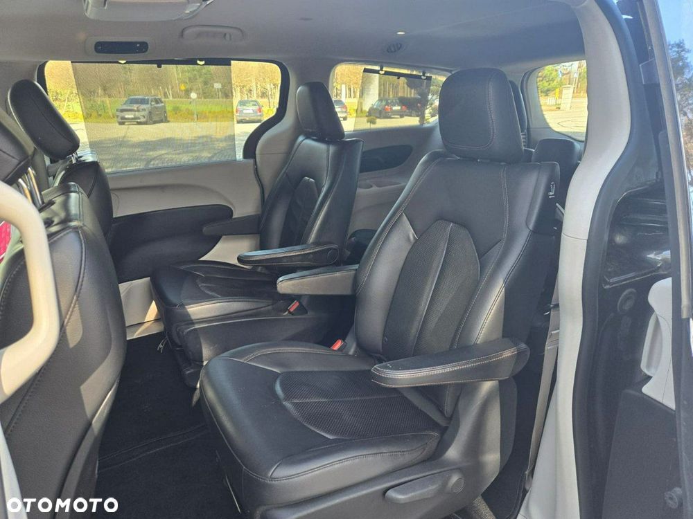 Chrysler Pacifica - 2