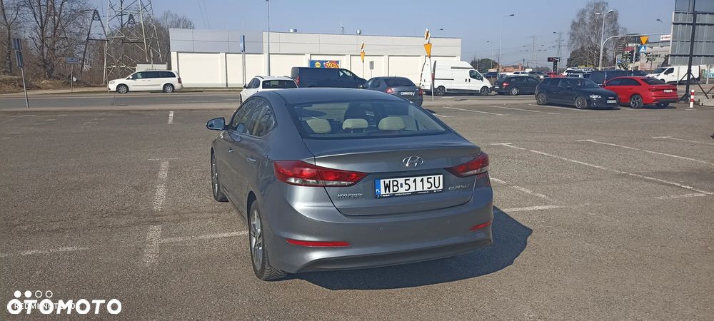 Hyundai Elantra 1.6 CRDi Comfort - 9