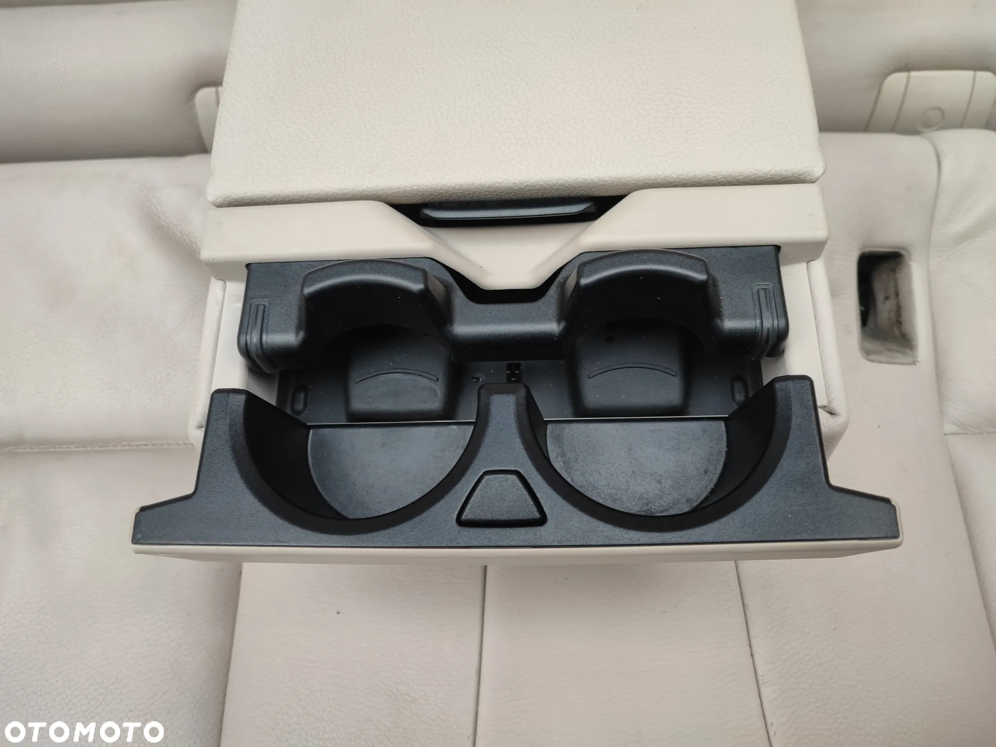 BMW F11 / F11N ORYGINALNA KANAPA TYŁ W KOLORZE DAKOTA OYSTER / BEŻOWA + PODŁOKIETNIK O NR. 7 254 260 OEM W DOBRYM STANIE - 17