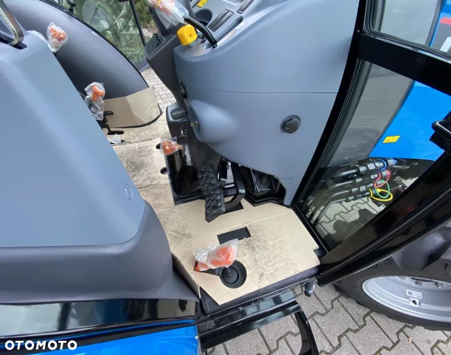LS Traktor MT3.50 Boomer New Holland Biegi pełzające , klimatyzacja , joystick , 4 pary hydrauliczne - 11