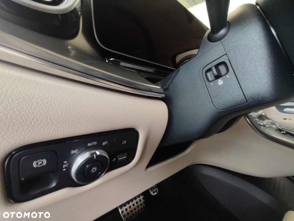 Mercedes-Benz Klasa V - 12