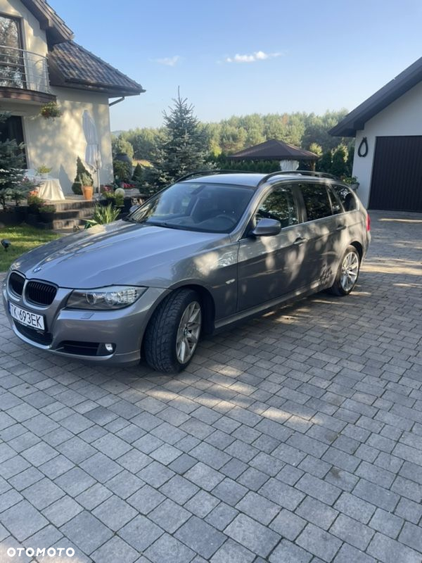 BMW Seria 3 330i Touring - 9