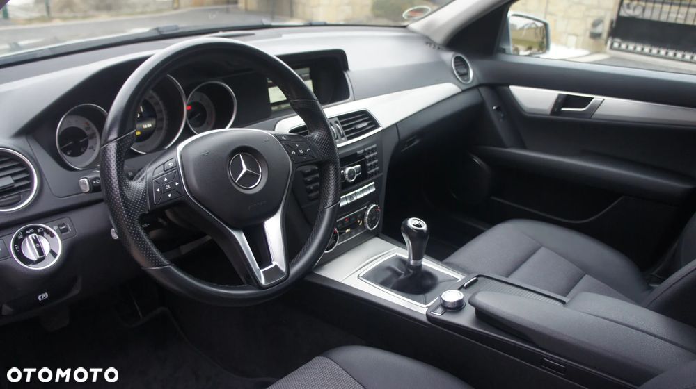 Mercedes-Benz Klasa C 180 CGI BlueEff Avantgarde - 13