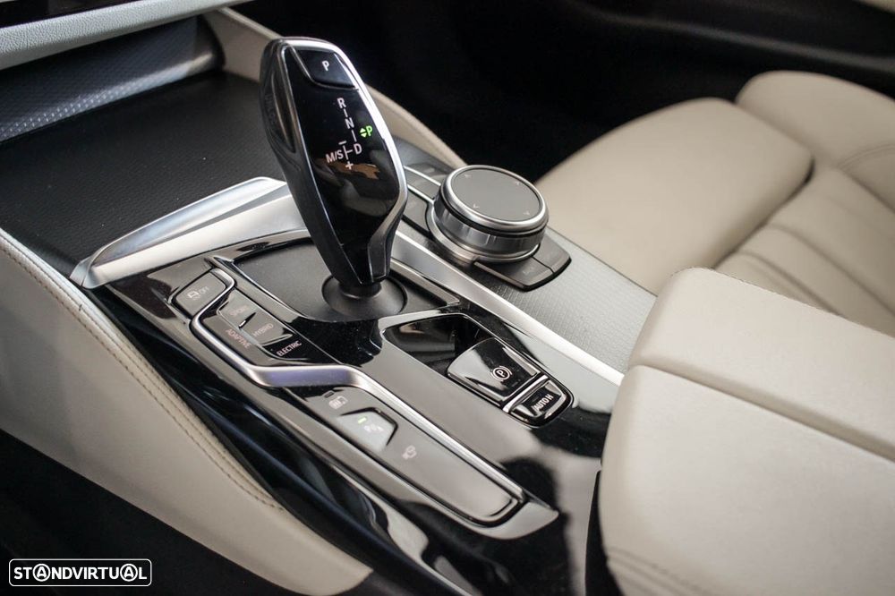 BMW 545 e xDrive Pack M - 18