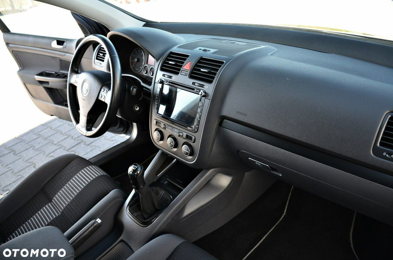 Volkswagen Golf - 22