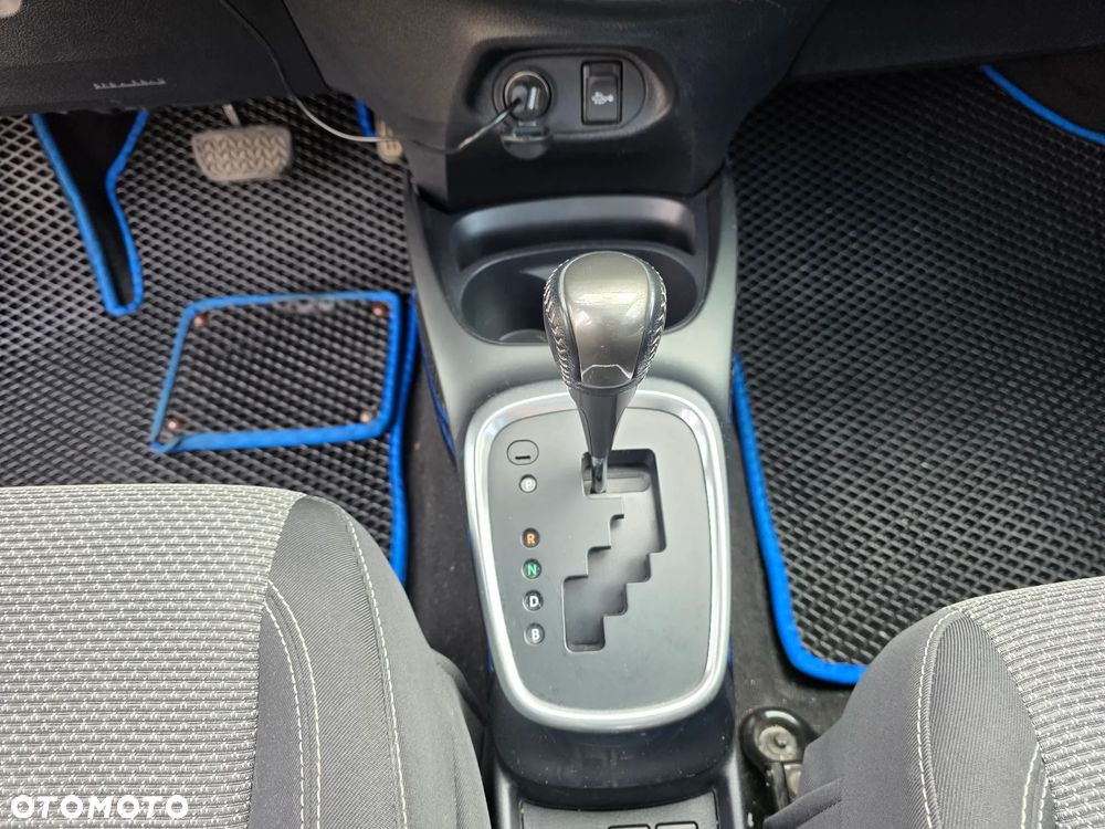 Toyota Yaris Hybrid 100 Sol - 12