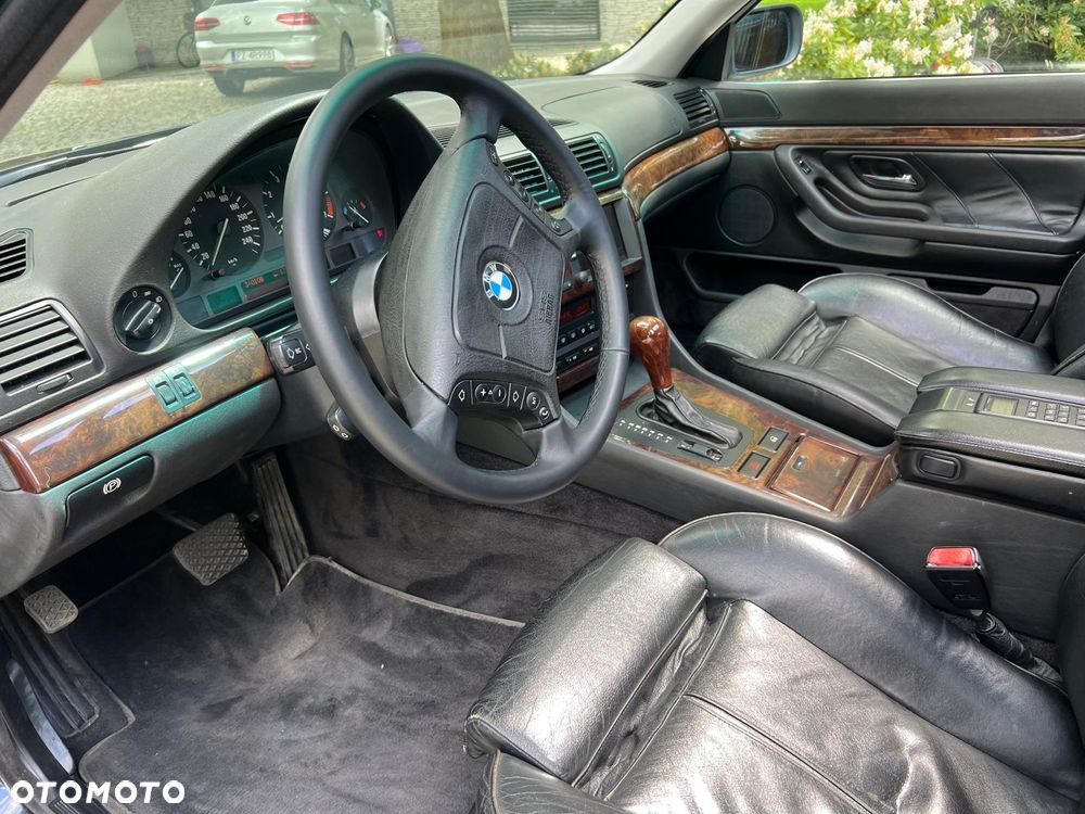 BMW Seria 7 740i V8 - 8