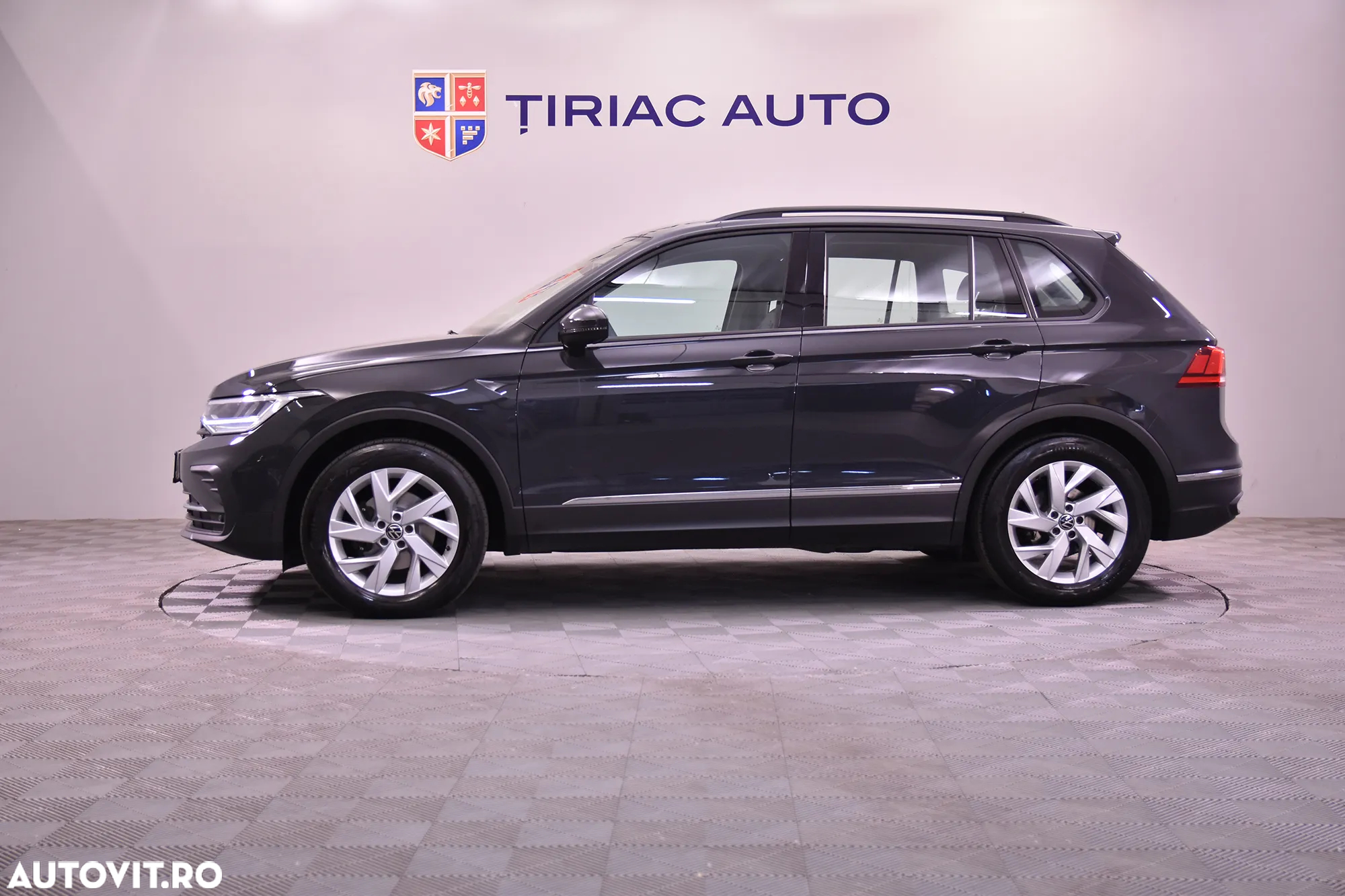 Volkswagen Tiguan - 2