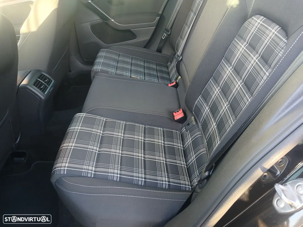 VW Golf 2.0 TDI GTD DSG - 35