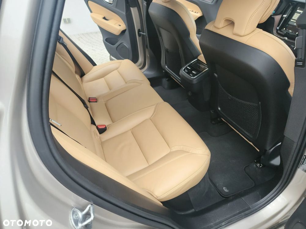 Volvo XC 60 B4 D AWD Ultimate Dark - 20