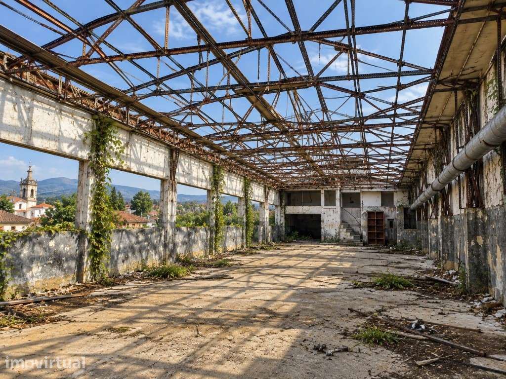 Prédio inacabado de 3 pisos no centro histórico da Covilhã - Grande imagem: 5/13
