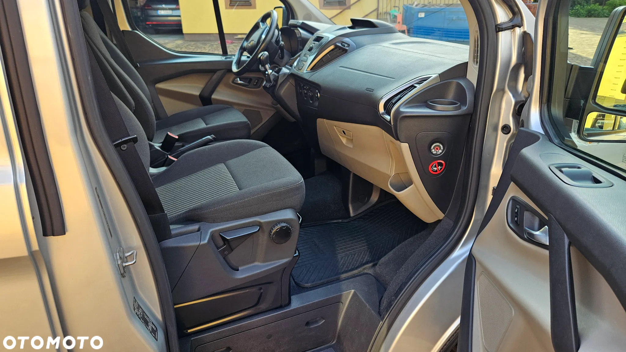 Ford Tourneo Custom - 30
