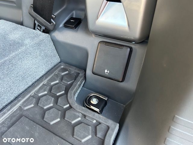 Land Rover Defender - 29