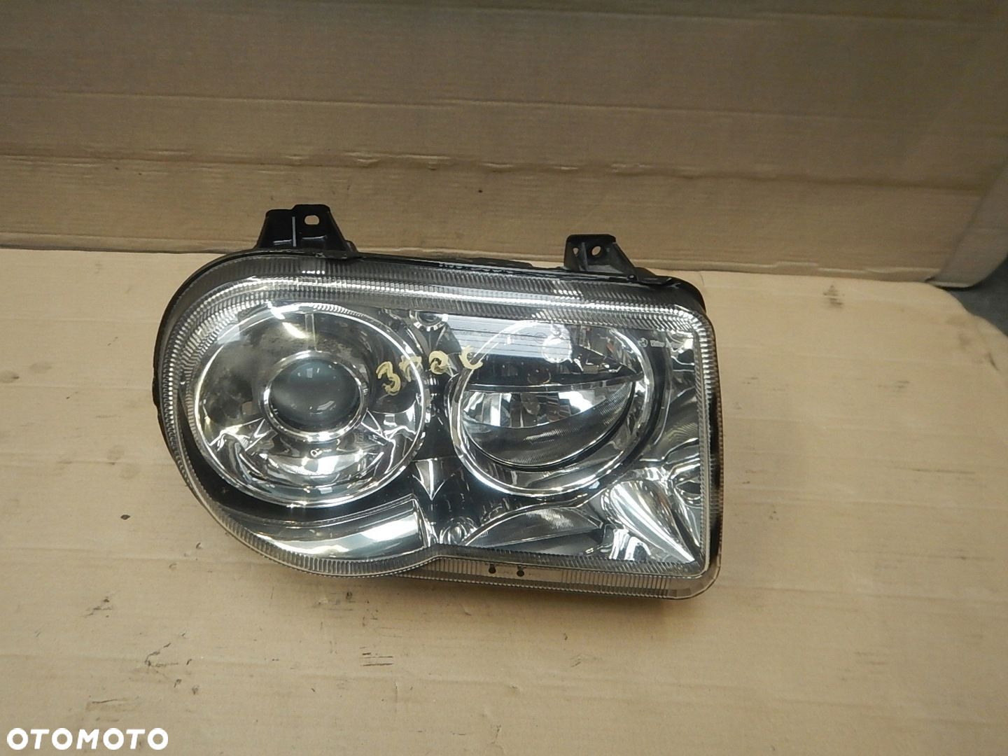 LAMPA PRZOD PRAWA CHRYSLER 300C XENON KPL - 1