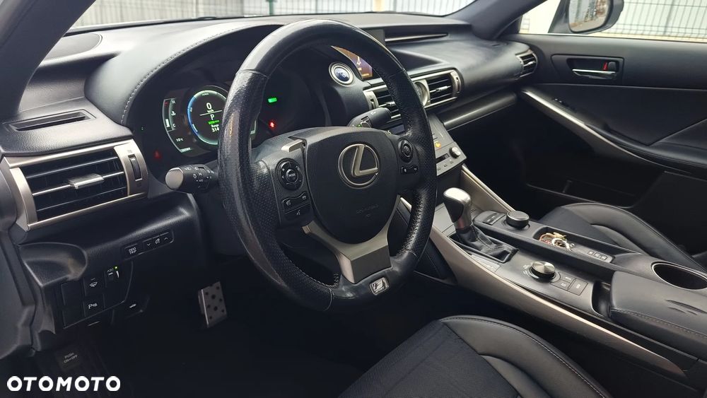 Lexus IS 300h F Sport - 15