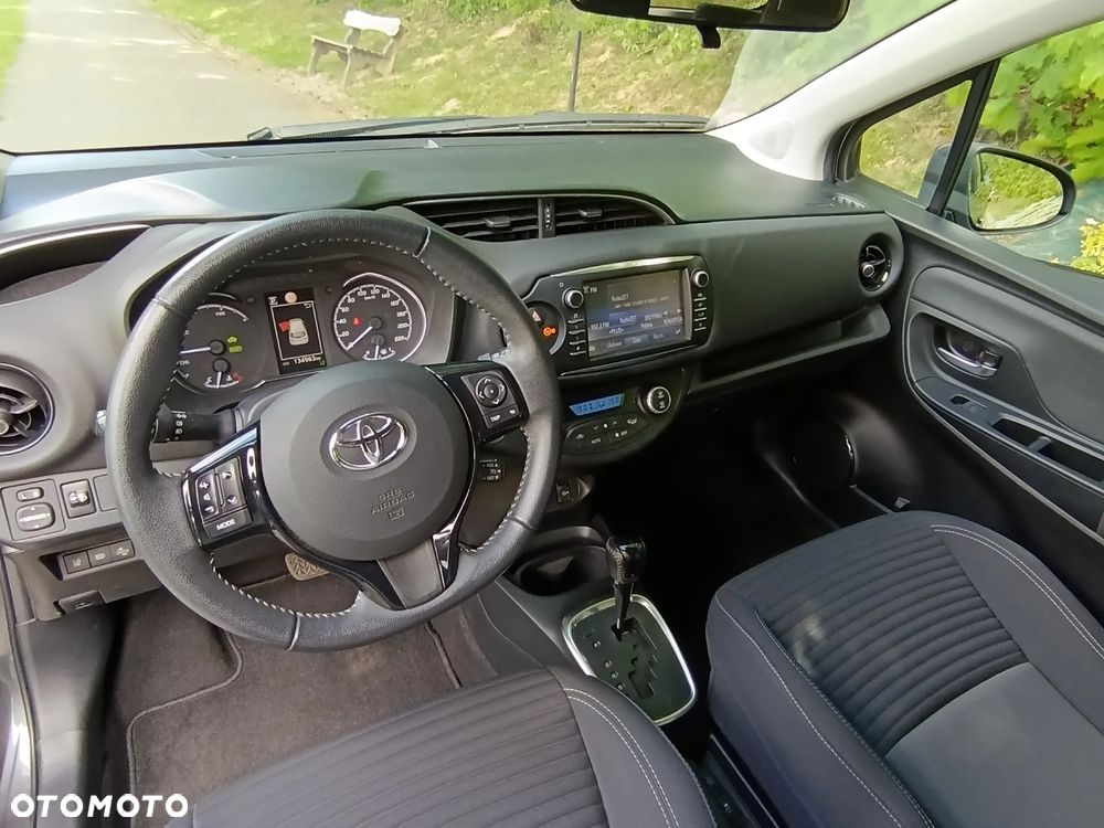 Toyota Yaris Hybrid 100 Premium - 17