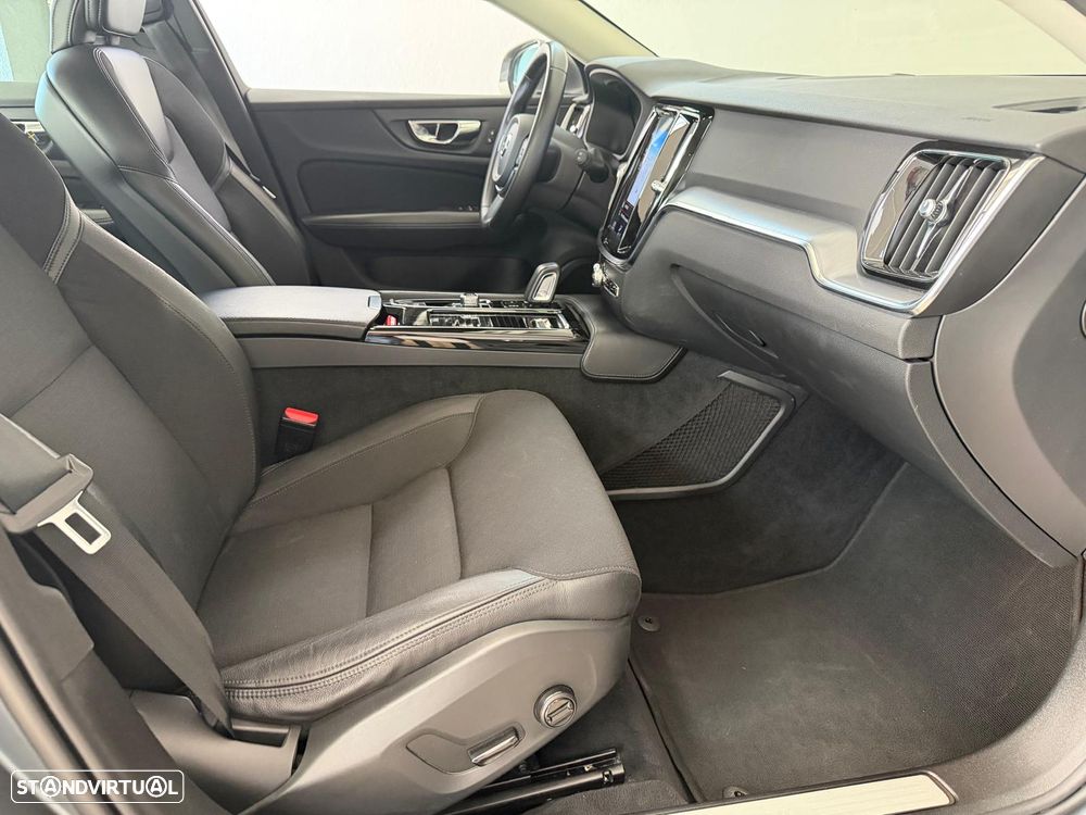 Volvo V60 2.0 T8 AWD TE Momentum Plus - 18