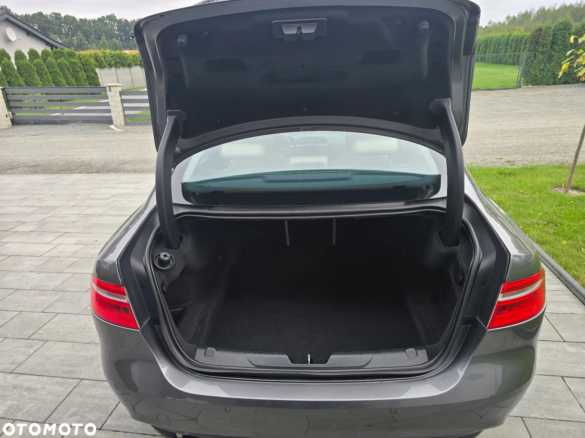 Jaguar XE 20d Prestige - 12