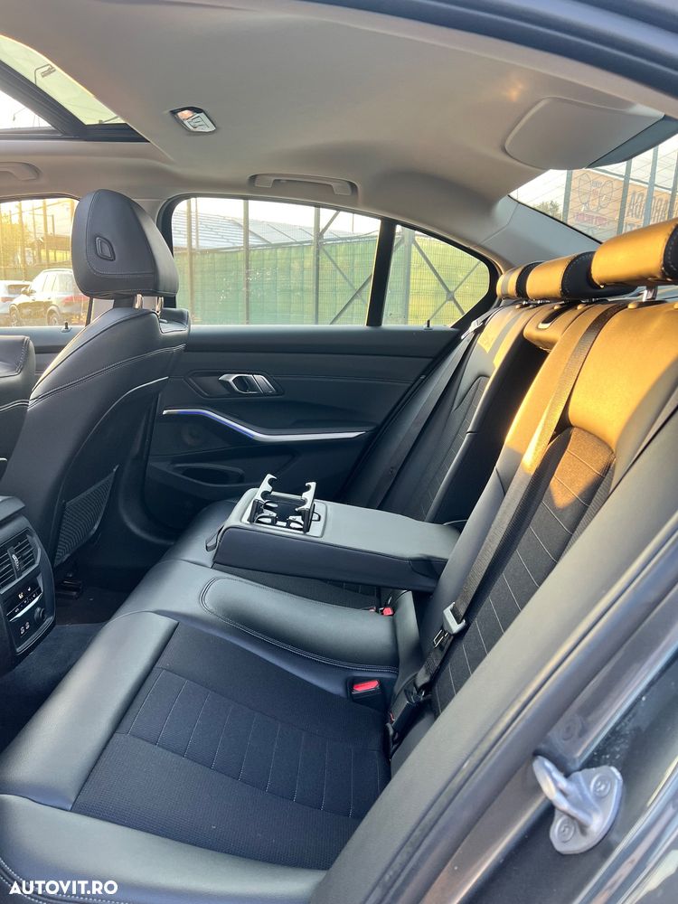 BMW Seria 3 320i Aut. Sport Line - 24