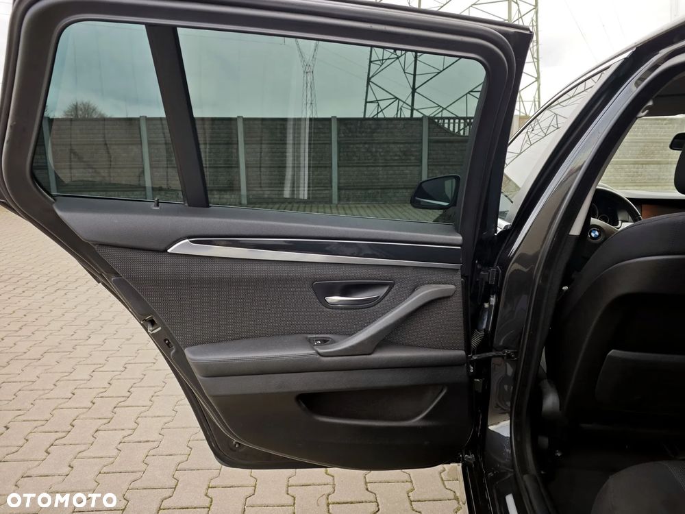 BMW Seria 5 525d xDrive - 13