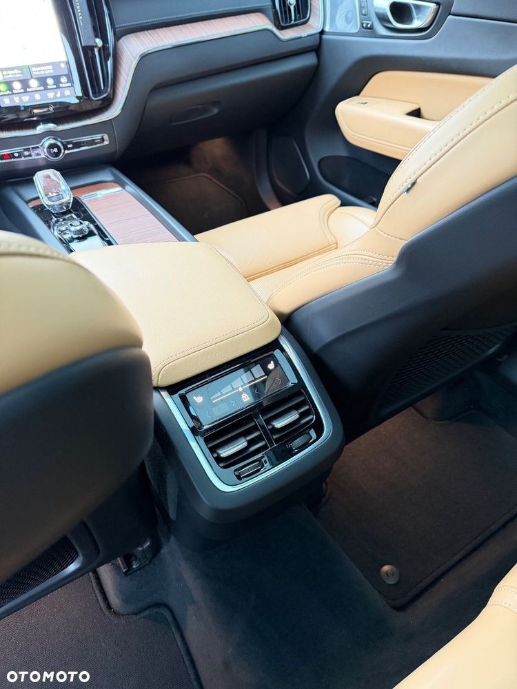 Volvo XC 60 B5 B AWD Ultimate Dark - 24