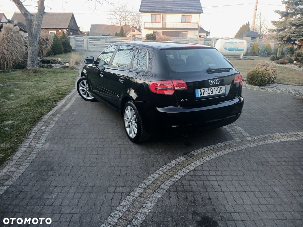 Audi A3 Sportback 1.6 TDI DPF S tronic S line Sportpaket - 4