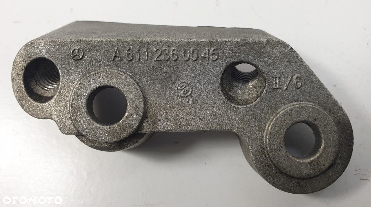 ŁAPA MOCOWANIE POMPY MERCEDES W203 A6112360045 - 1