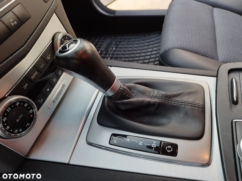 Mercedes-Benz Klasa C 200 CGI Automatik BlueEFFICIENCY Avantgarde - 26