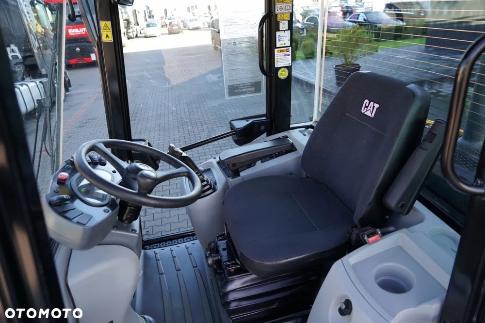 Caterpillar 906M / ŁADOWARKA KOŁOWA / 2020 ROK / ŁYŻKA SZCZĘKOWA / - 29