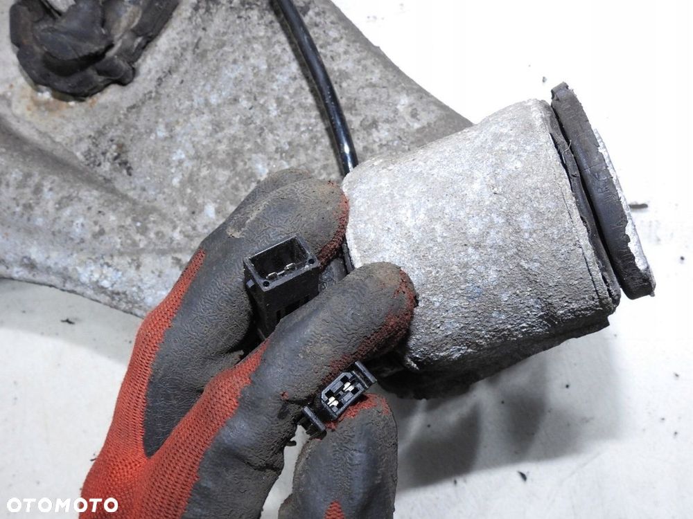 PIASTA ZWROTNICA LEWY TYŁ AUDI A4 B7 - 8