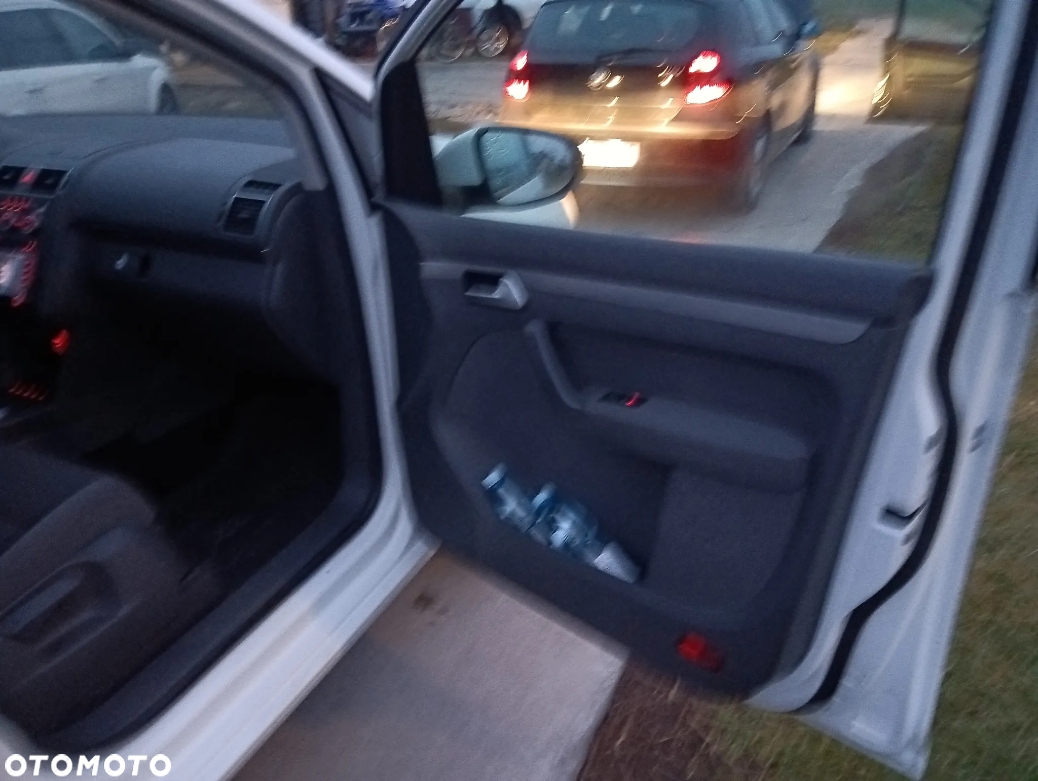 Volkswagen Touran 2.0 TDI DPF BlueMotion Technology DSG Comfortline - 16
