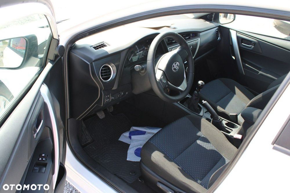 Toyota Auris - 12