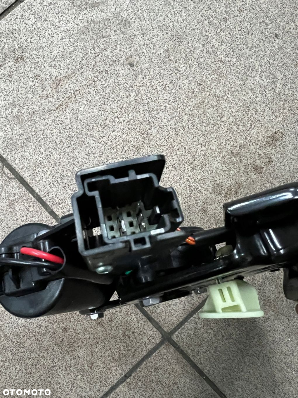 TESLA MODEL Y 20- ZAMEK RYGIEL KLAPY BAGAŻNIKA 1500604-CN-B - 4