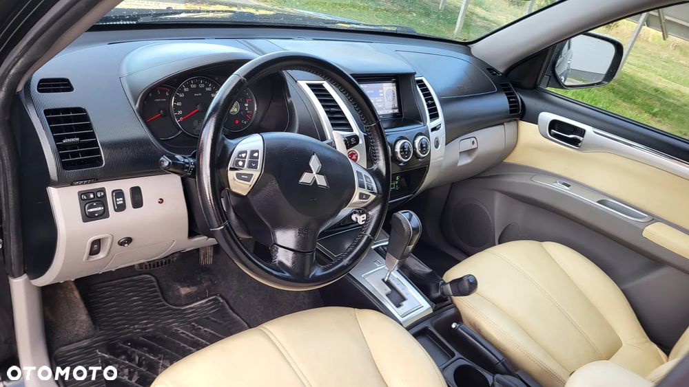 Mitsubishi Pajero Sport 2.5 DID Intense + - 19